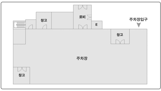 1층에는 주차장입구, 창고, 로비, 창고, 창고, 중앙에 주차장이 있습니다